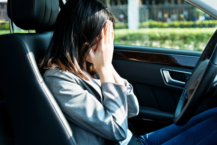 woman crying in the car not wearing a seatbelt 